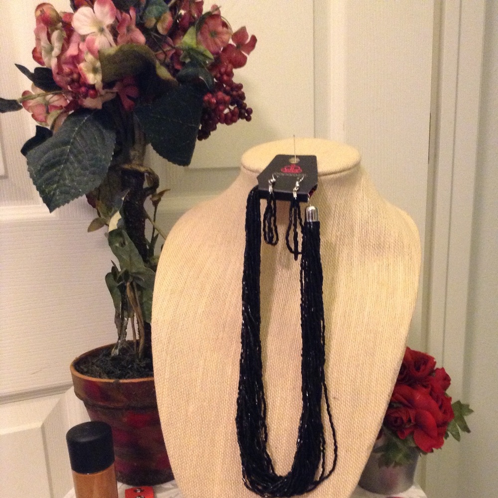 Price correction Black necklace